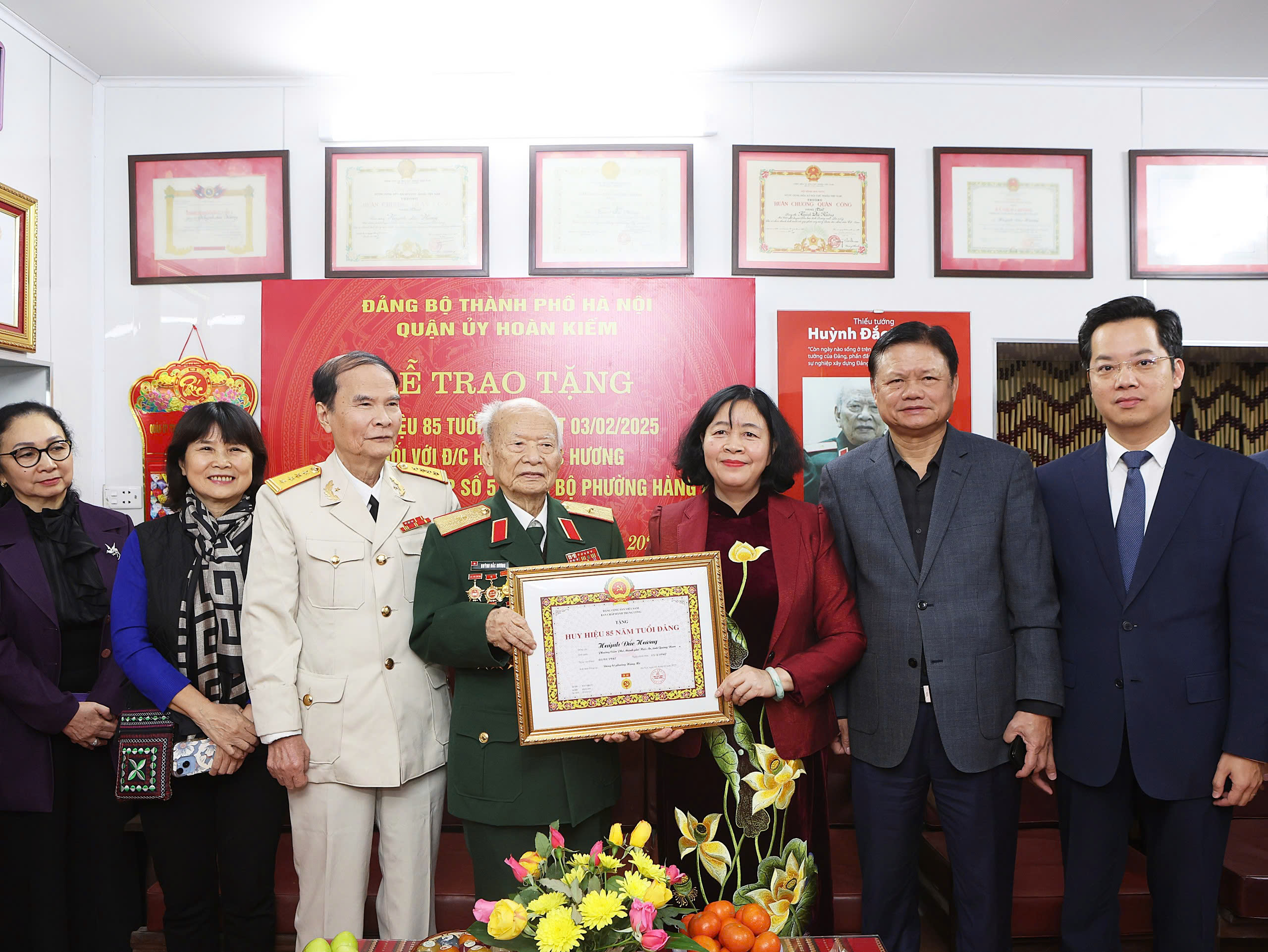 Trao huy hiệu 85 năm tuổi Đảng tặng Thiếu tướng Huỳnh Đắc Hương