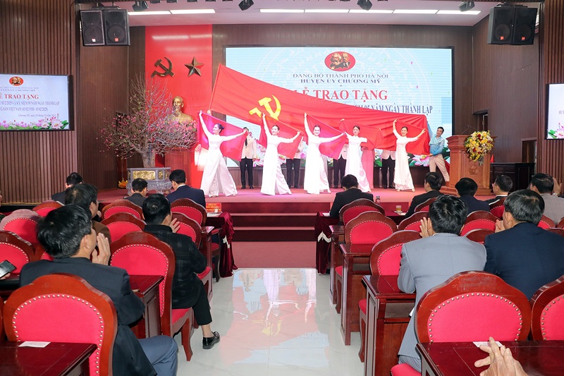 Huyện Chương Mỹ tổ chức Lễ trao tặng Huy hiệu Đảng nhân kỷ niệm 95 năm Ngày thành lập Đảng Cộng sản Việt Nam