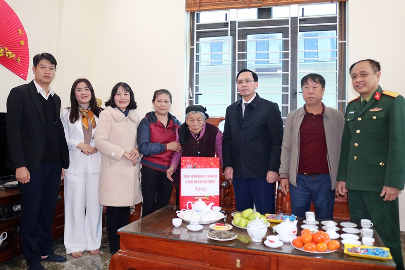 Huyện Chương Mỹ thăm, tặng quà Tết gia đình chính sách: Tri ân những cống hiến vì Tổ quốc