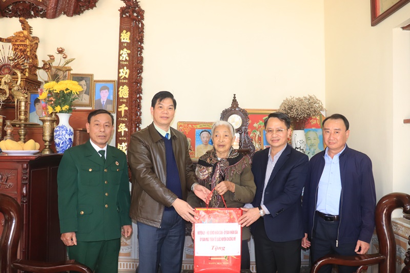 Lãnh đạo huyện Chương Mỹ thăm, tặng quà Tết các gia đình chính sách tại xã Ngọc Hòa