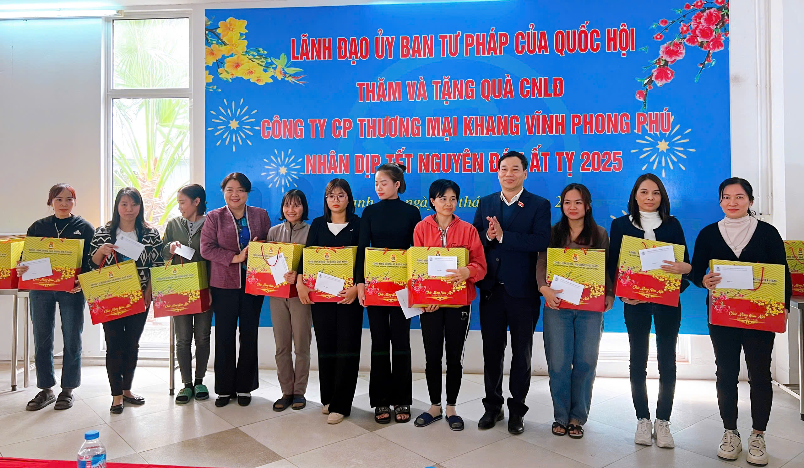 Trao quà Tết - Chia sẻ yêu thương