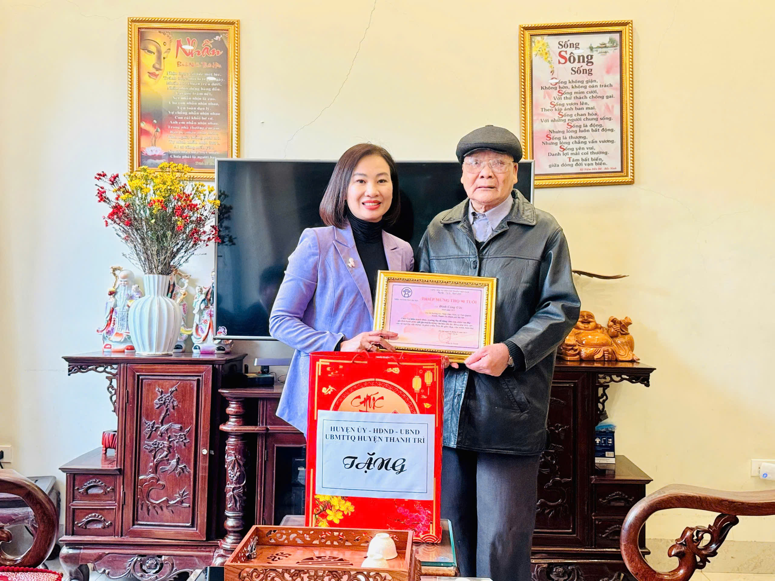 Huyện Thanh Trì: Lãnh đạo HĐND thăm, tặng quà người có công và mừng thọ cụ 90 tuổi tại xã Vĩnh Quỳnh