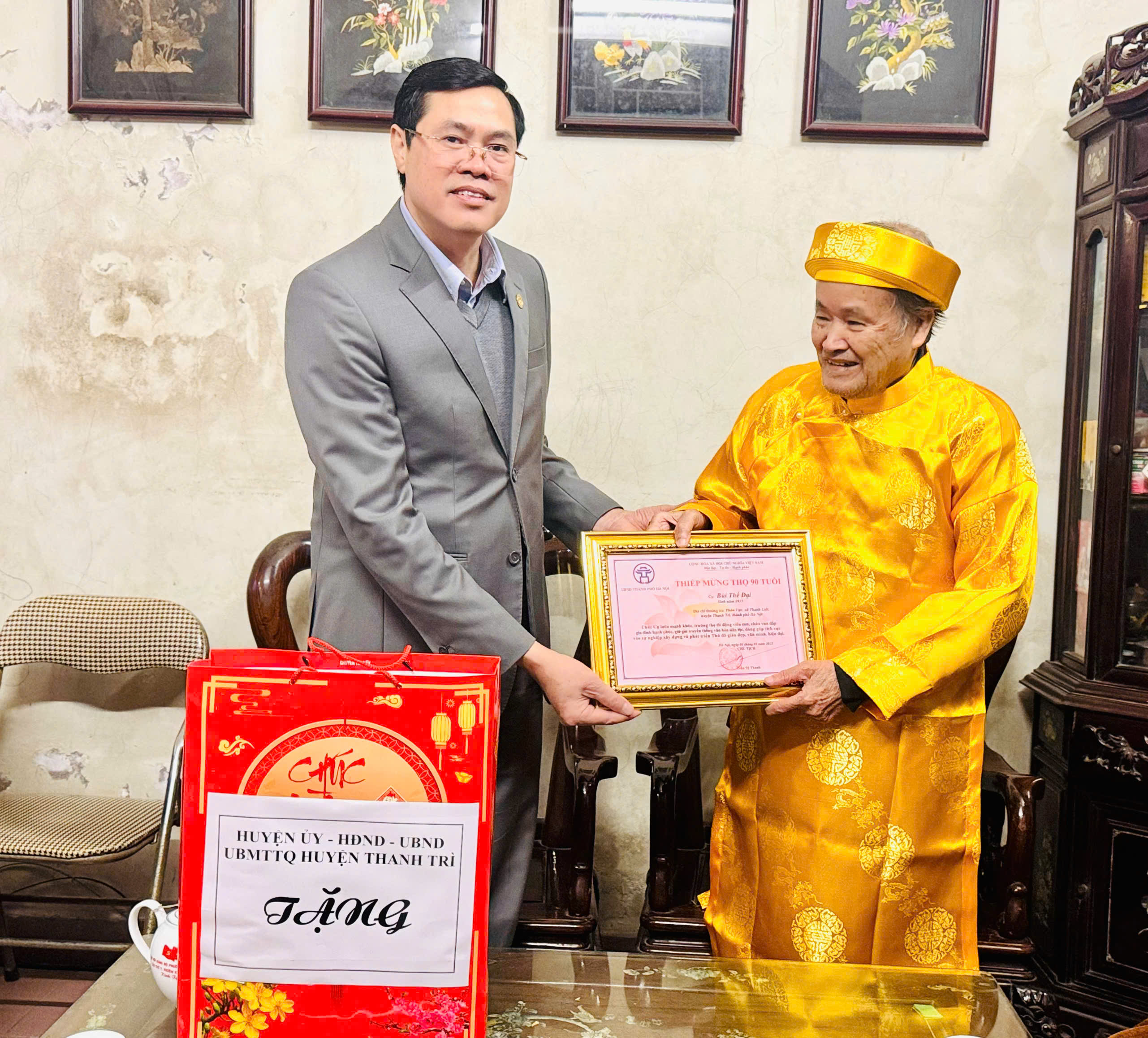 Lãnh đạo huyện Thanh Trì thăm, chúc Tết gia đình chính sách và người cao tuổi