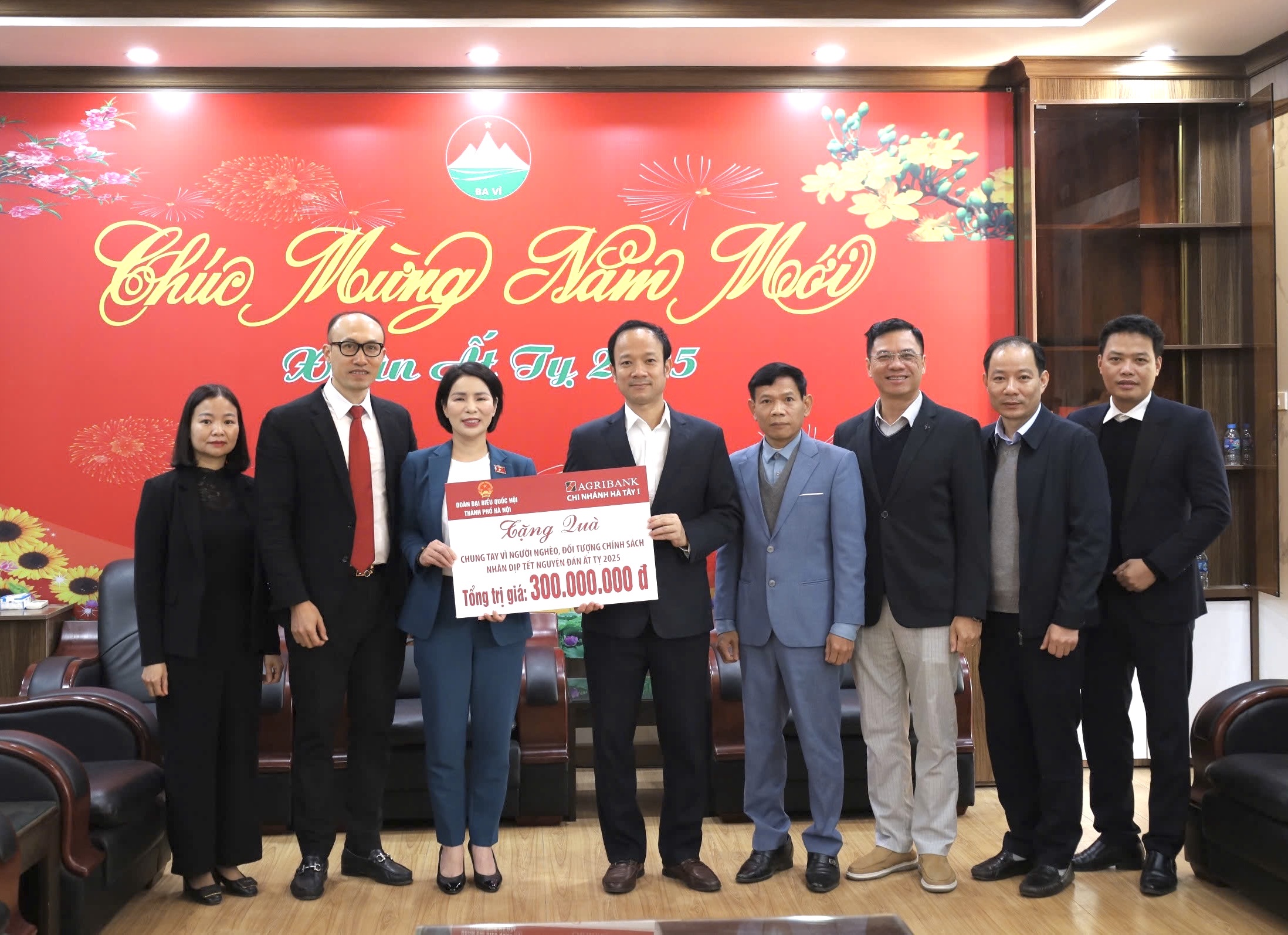 Trao quà Tết, lan tỏa yêu thương đến hộ nghèo và gia đình chính sách