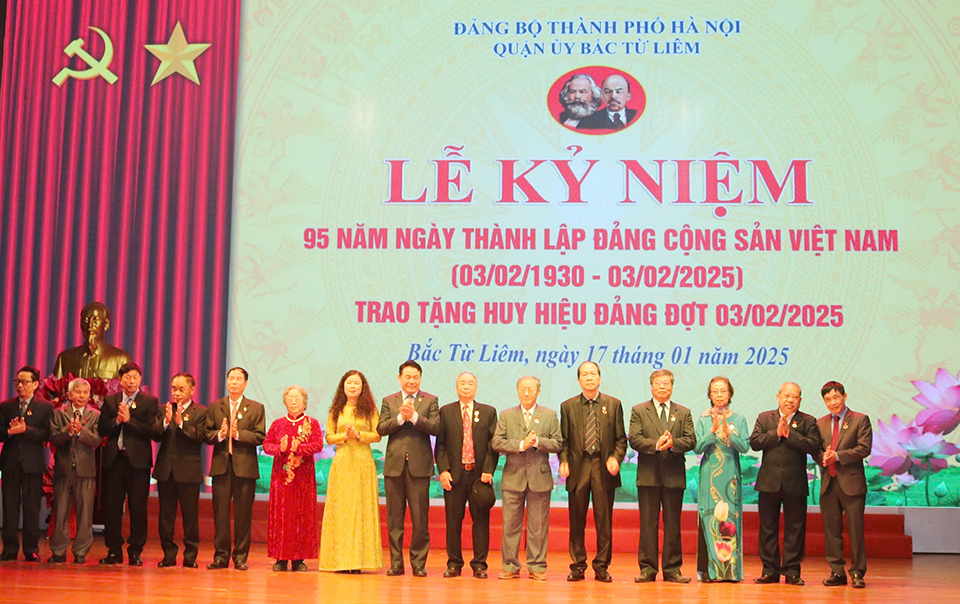 Quận  Bắc Từ Liêm: Trao Huy hiệu Đảng – Tôn vinh cống hiến, lan tỏa tinh thần tiên phong