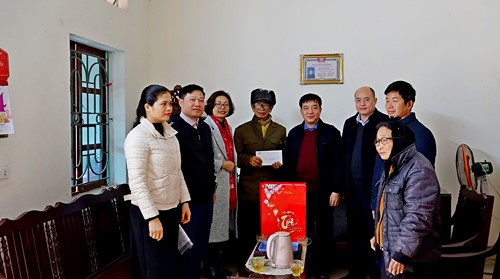 Lãnh đạo thị xã Sơn Tây thăm, tặng quà Tết các gia đình chính sách và hộ cận nghèo: Lan tỏa đạo lý "Uống nước nhớ nguồn"