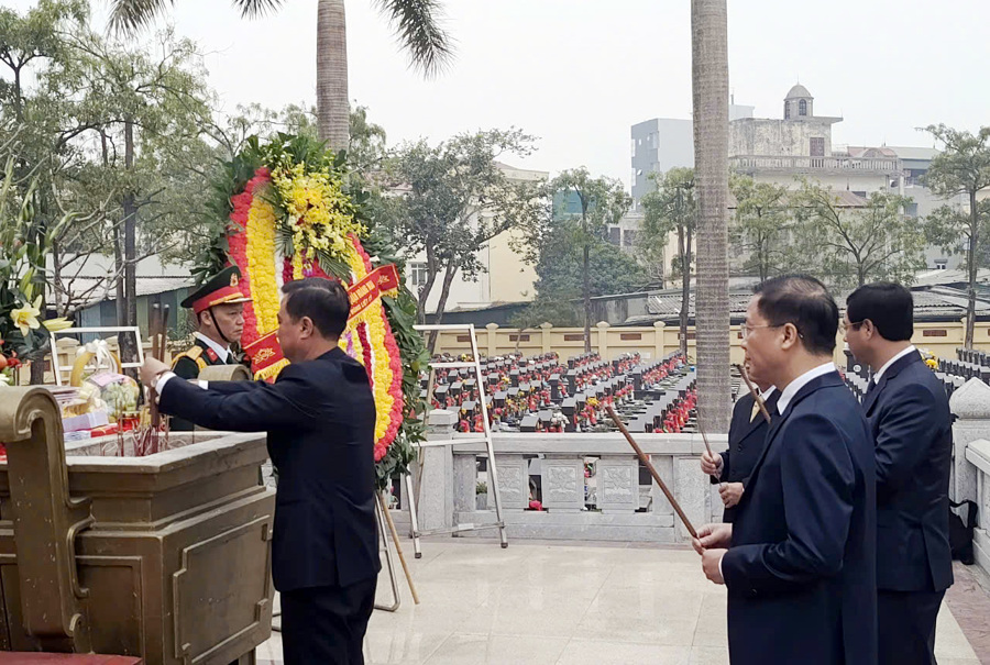 Quận Hoàng Mai tổ chức dâng hương tại Đài tưởng niệm nghĩa trang liệt sĩ Ngọc Hồi