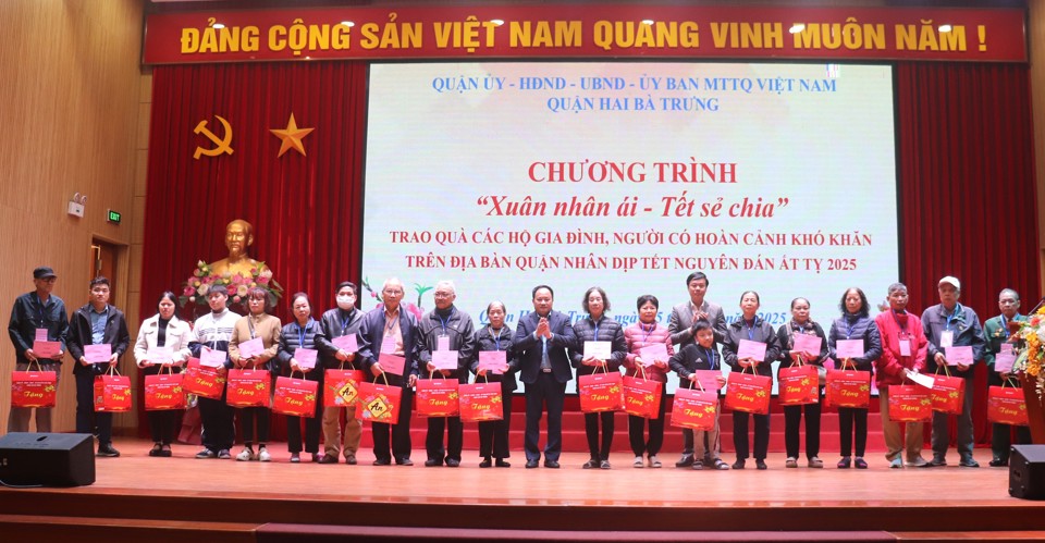 Quận Hai Bà Trưng lan tỏa nghĩa tình: Hơn 3.300 suất quà Tết trao đến người có hoàn cảnh khó khăn