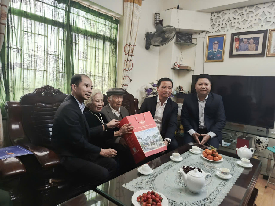 Lãnh đạo quận Hoàng Mai thăm, tặng quà Tết các cựu chiến binh lão thành cách mạng