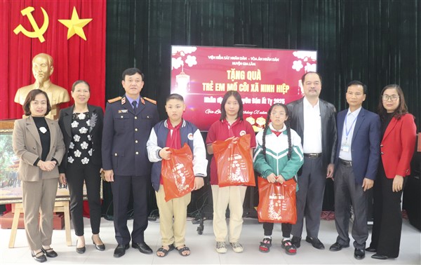 Viện kiểm sát Nhân dân- Toà án Nhân dân huyện Gia Lâm trao quà Tết cho trẻ em có hoàn cảnh đặc biệt: Lan tỏa yêu thương, sẻ chia ấm áp