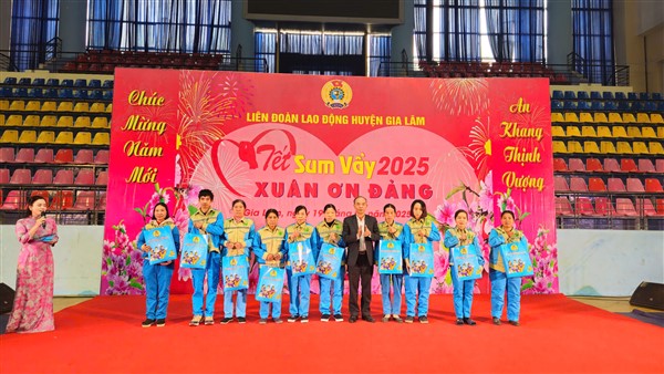 "Tết sum vầy - Xuân ơn Đảng" 2025: Hơn 2.500 suất quà, vé xe, phiếu mua hàng miễn phí trao tặng công nhân huyện Gia Lâm