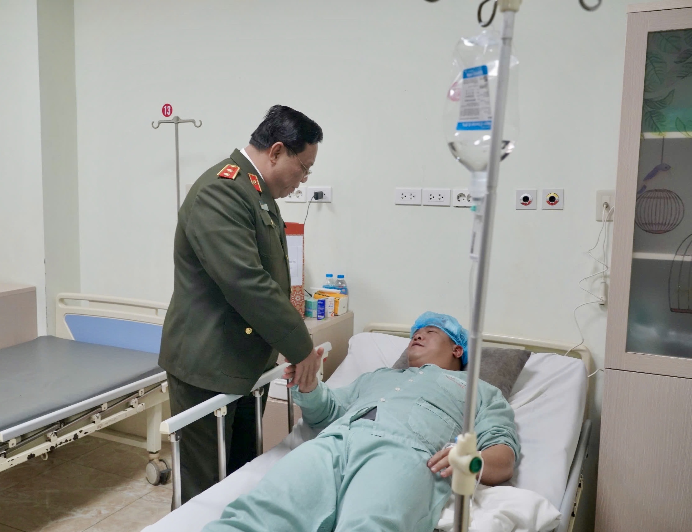 Giám đốc Công an thành phố thăm, động viên cán bộ bị thương khi làm nhiệm vụ