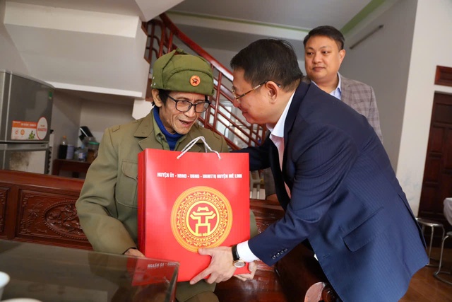 Giám đốc Công an thành phố thăm, tặng quà các gia đình chính sách tại huyện Mê Linh: Tri ân những đóng góp của các gia đình chính sách