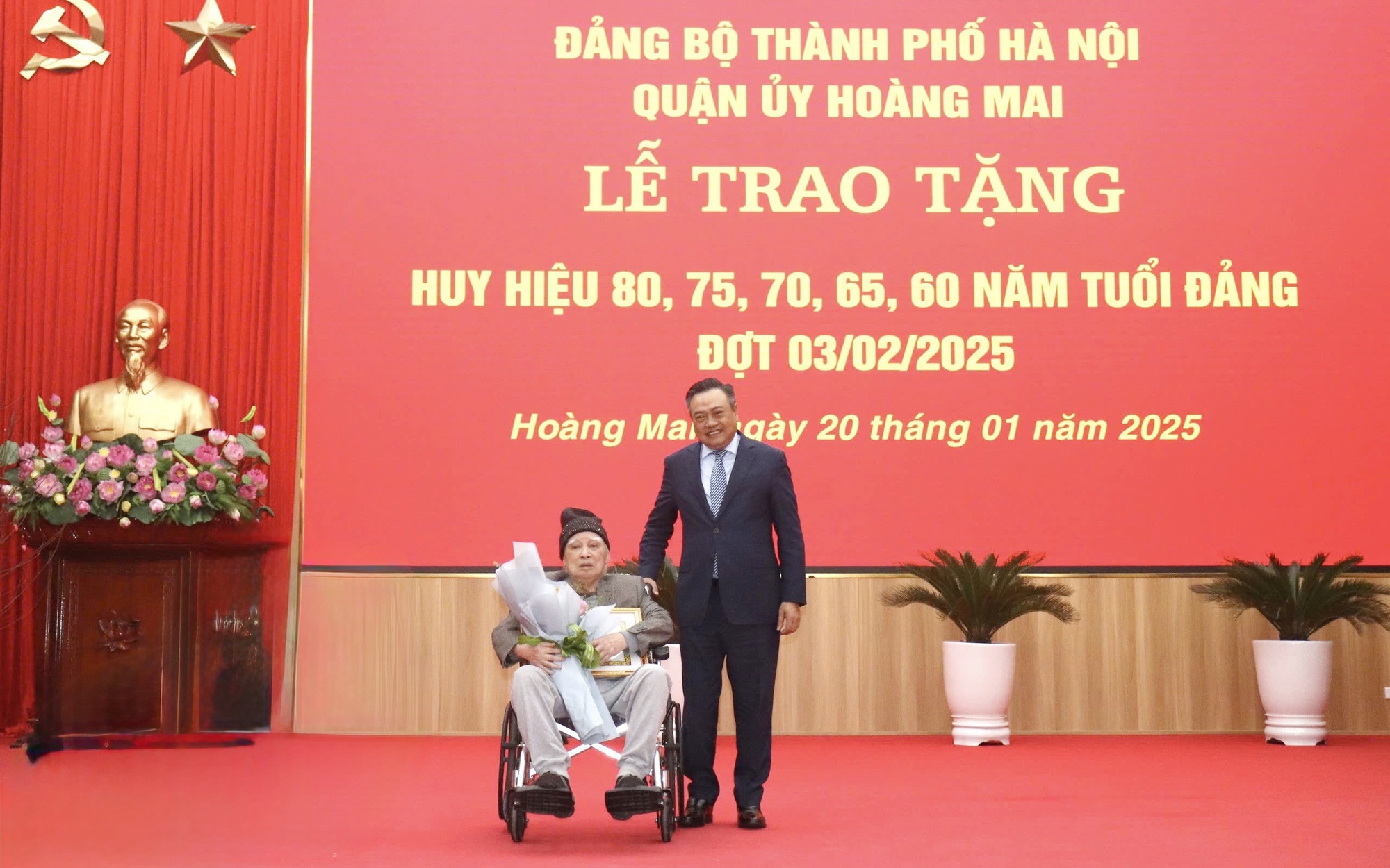 Đảng bộ quận Hoàng Mai trao tặng Huy hiệu Đảng: Tri ân những cống hiến trọn đời
