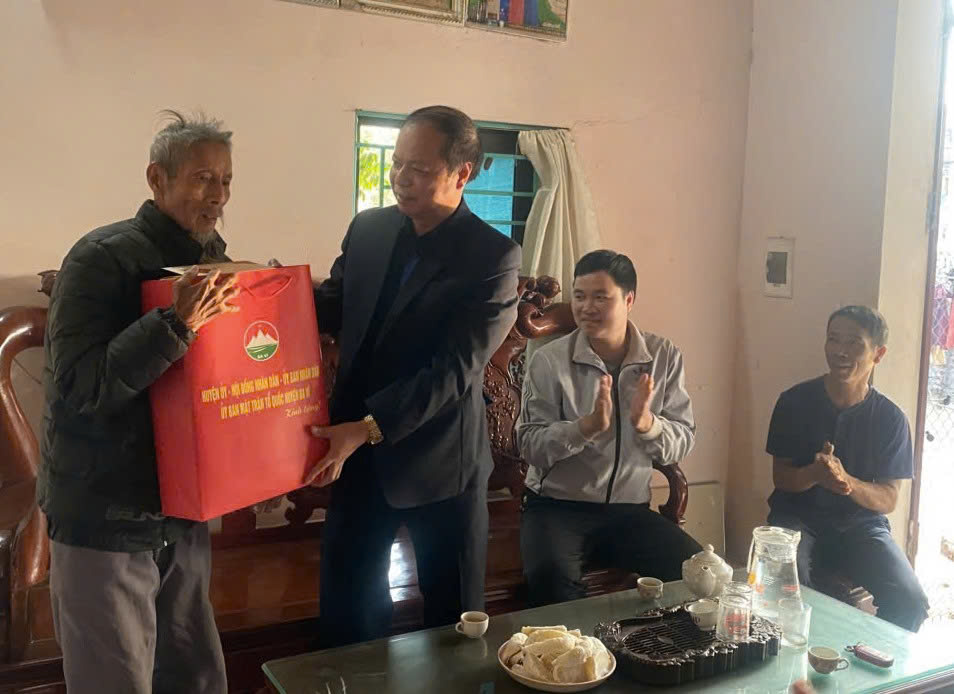 Tết tri ân: Lãnh đạo huyện Ba Vì thăm hỏi, chúc Tết gia đình chính sách