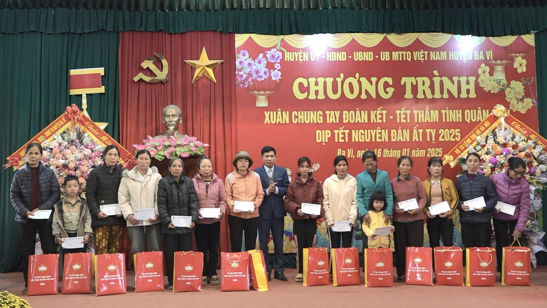 "Xuân chung tay đoàn kết – Tết thắm tình quân dân": Mang mùa xuân ấm áp đến với người nghèo và gia đình chính sách