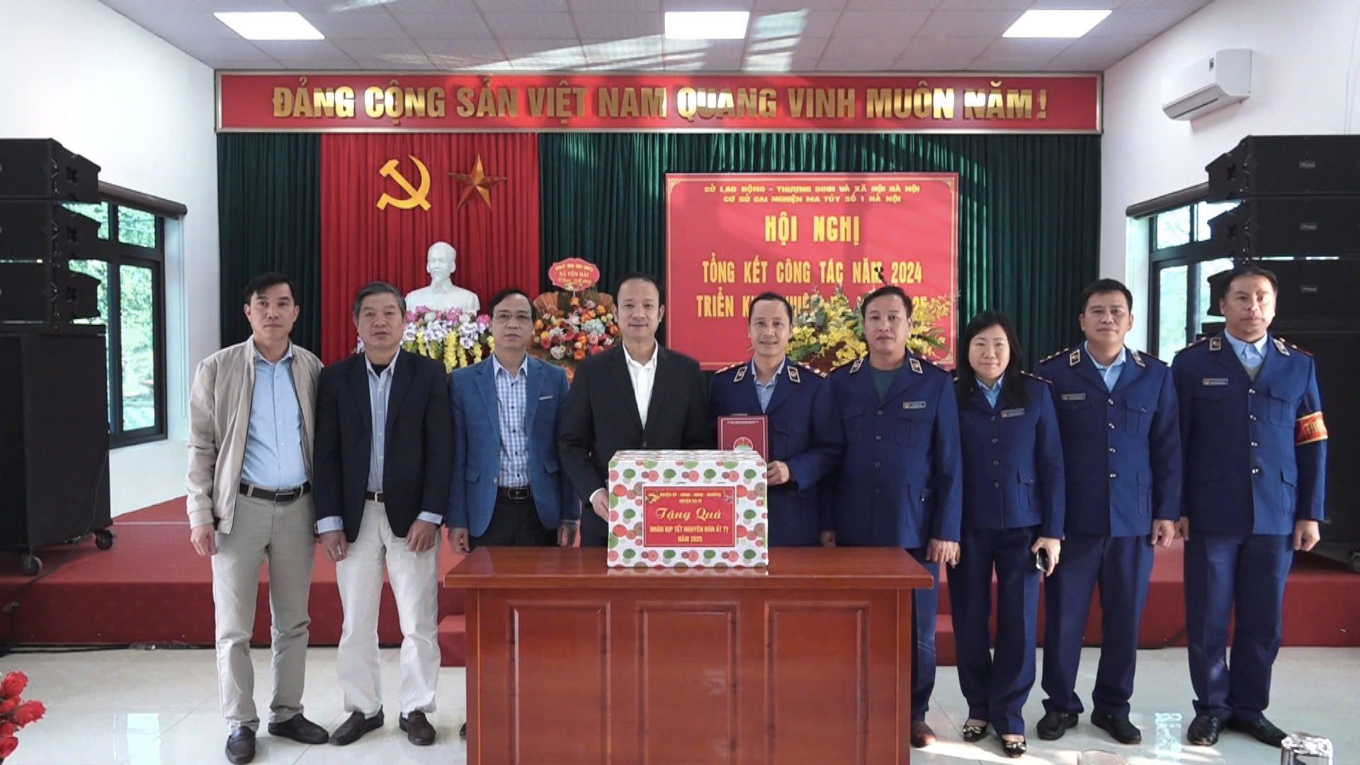 Chia sẻ yêu thương dịp Tết: Lãnh đạo huyện Ba Vì thăm, động viên cán bộ và người yếu thế tại các trung tâm bảo trợ