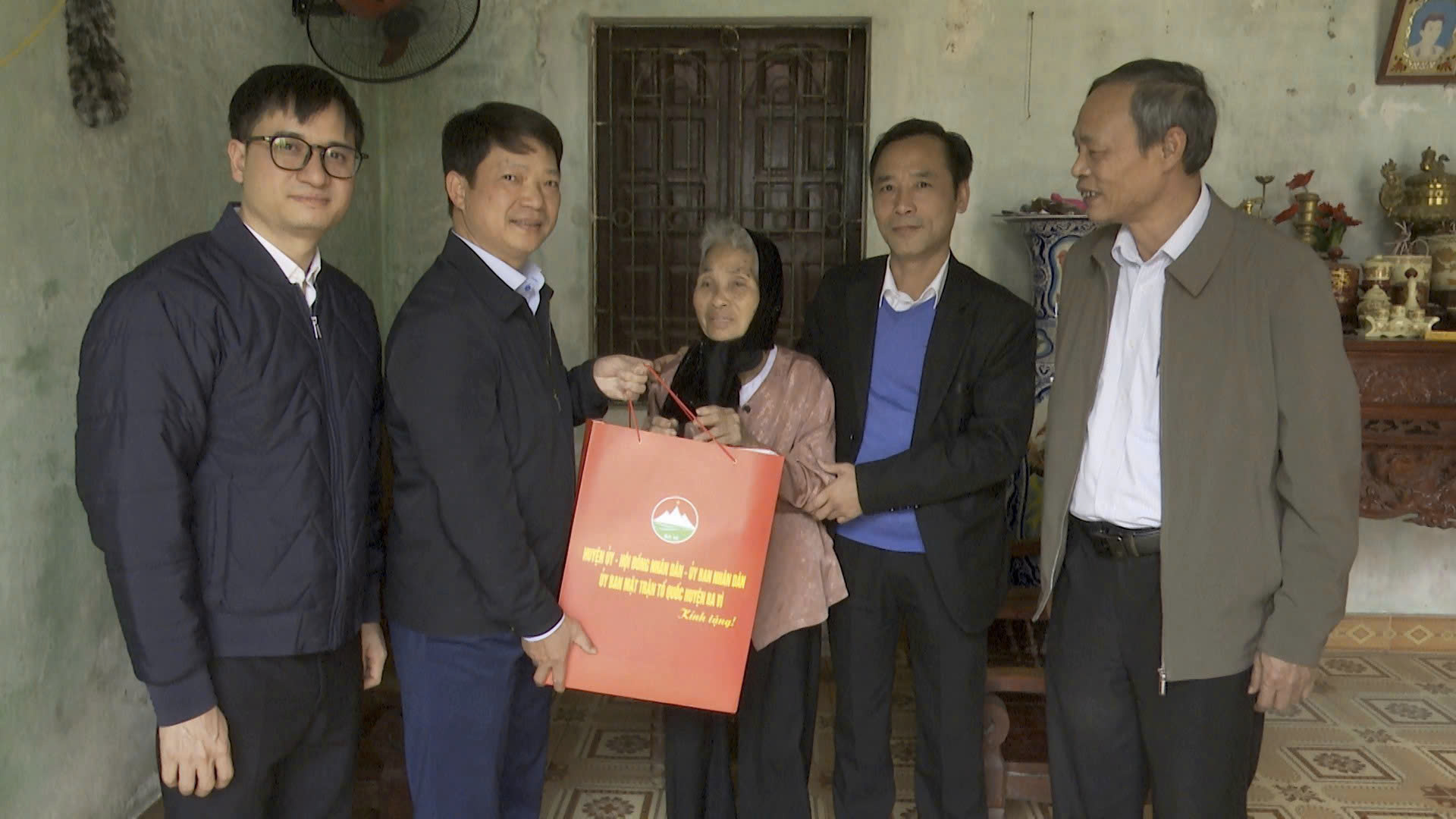 Lãnh đạo huyện Ba Vì thăm, tặng quà Tết các gia đình chính sách, tri ân người có công