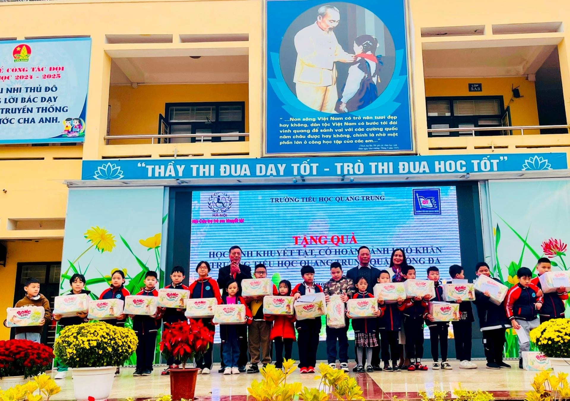 Lan tỏa yêu thương: 170 suất quà Tết đến với trẻ em khuyết tật trên địa bàn Hà Nội