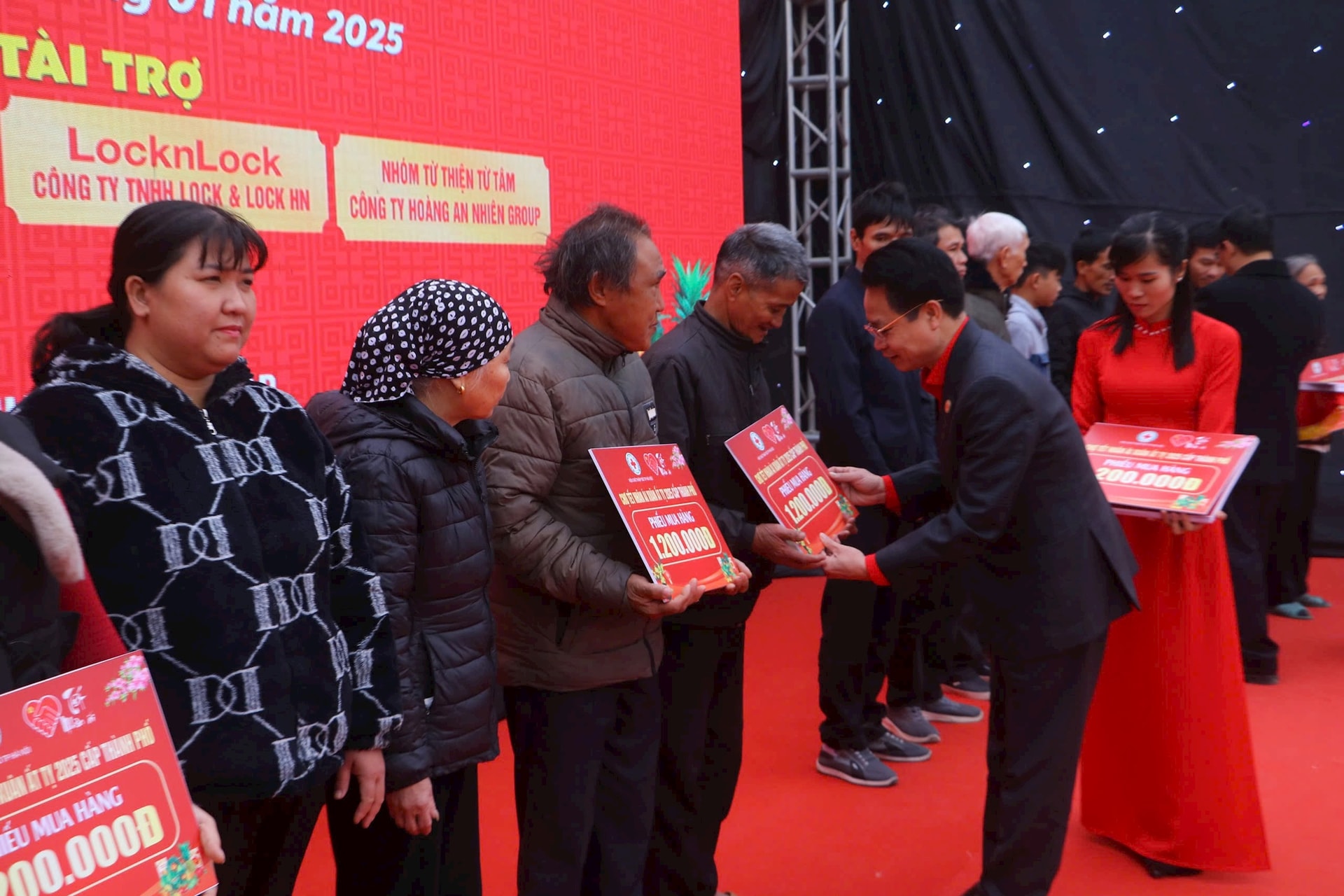 Chợ Tết nhân ái 2025: Lan tỏa yêu thương, mang Xuân ấm áp đến mọi nhà