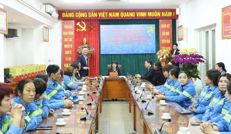 Tết ấm áp cho công nhân môi trường: Tri ân những người giữ sạch đẹp cho Thủ đô