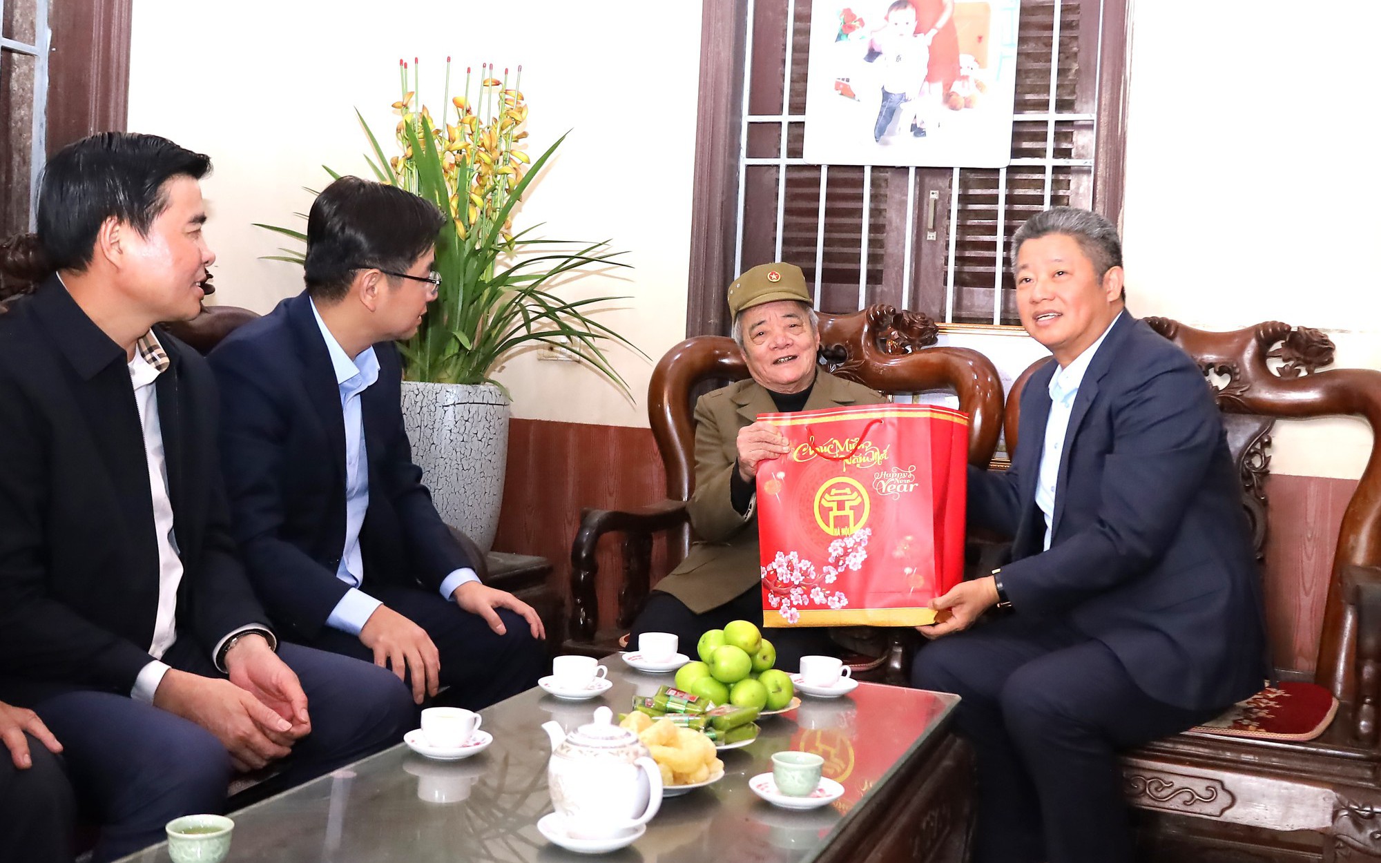 Phó Chủ tịch UBND thành phố Hà Nội Nguyễn Mạnh Quyền thăm, chúc Tết người có công và doanh nghiệp tiêu biểu tại huyện Chương Mỹ