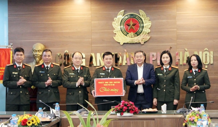 Phó Chủ tịch Thường trực UBND thành phố Hà Nội thăm, chúc Tết Sư đoàn Bộ binh 301 và Phòng An ninh chính trị nội bộ