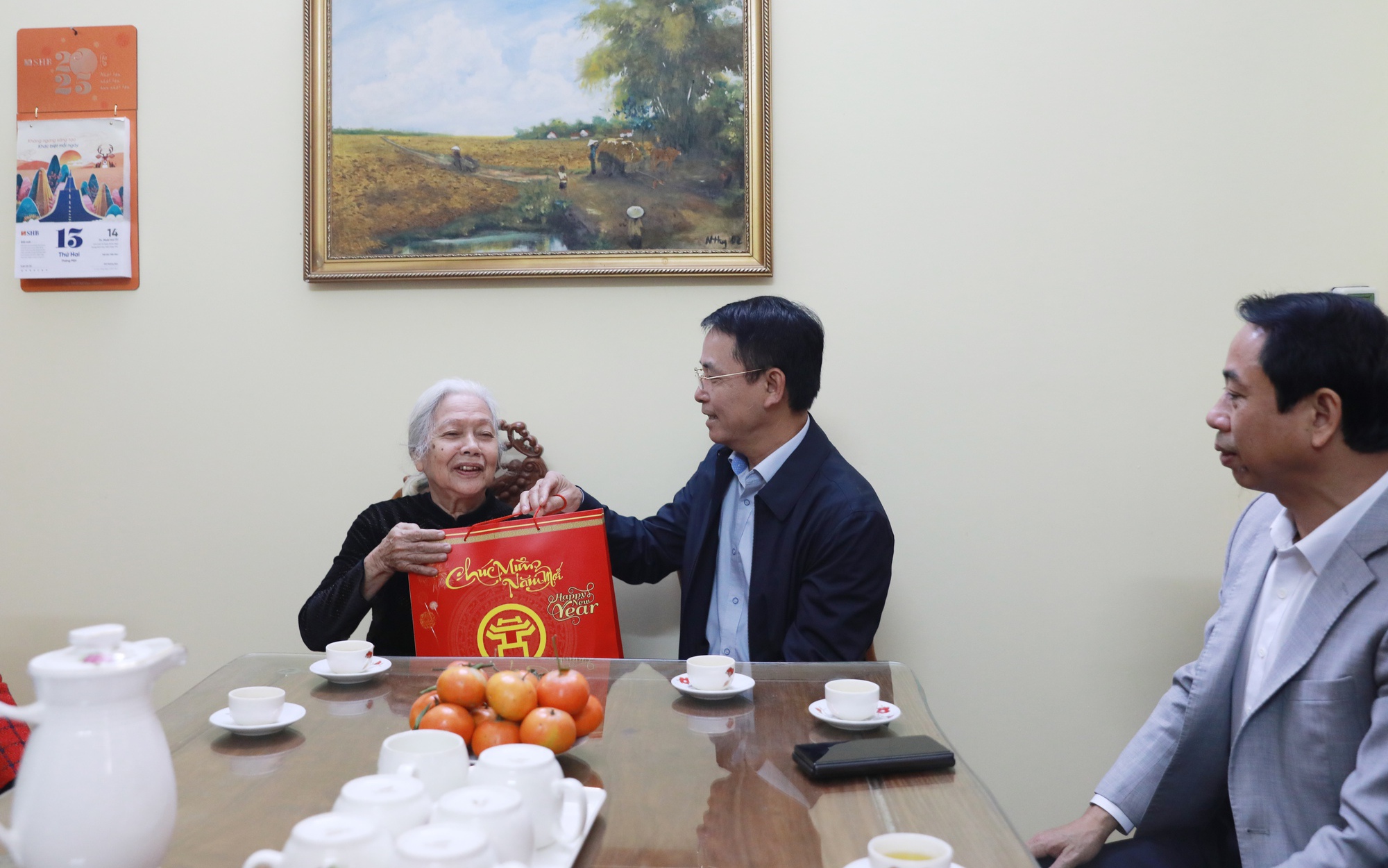 Lãnh đạo thành phố Hà Nội thăm, chúc Tết gia đình chính sách tại quận Cầu Giấy: Tri ân những cống hiến của thế hệ đi trước