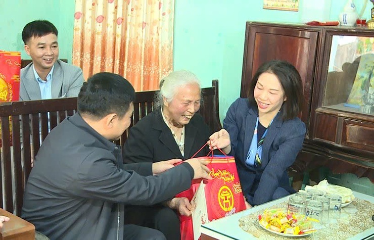 Lãnh đạo thành phố Hà Nội thăm, tặng quà Tết và tri ân người có công tại huyện Phúc Thọ