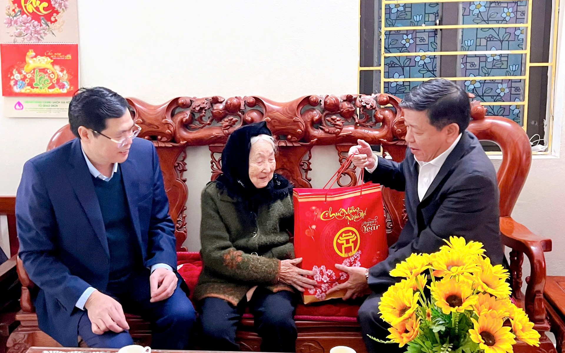 Lãnh đạo thành phố Hà Nội thăm, tặng quà Tết gia đình chính sách huyện Thanh Trì