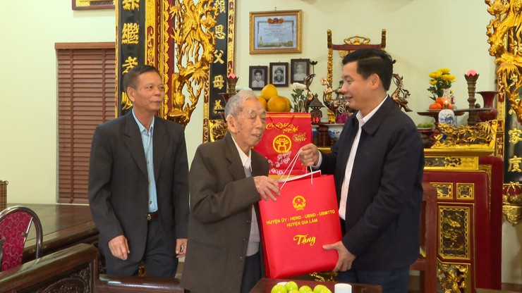 Tri ân người có công: Lãnh đạo thành phố thăm hỏi, chúc Tết các gia đình chính sách tại huyện Gia Lâm