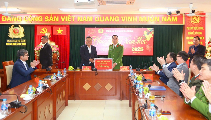 Chủ tịch UBND thành phố Hà Nội thăm, chúc Tết Công an quận Hai Bà Trưng và tri ân gia đình chính sách