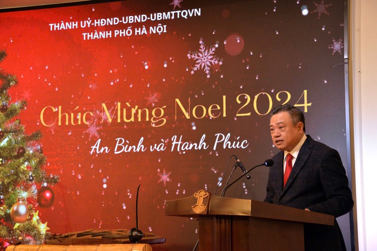 Lãnh đạo thành phố Hà Nội chúc mừng Giáng sinh 2024: Thắt chặt đoàn kết, đồng hành phát triển Thủ đô