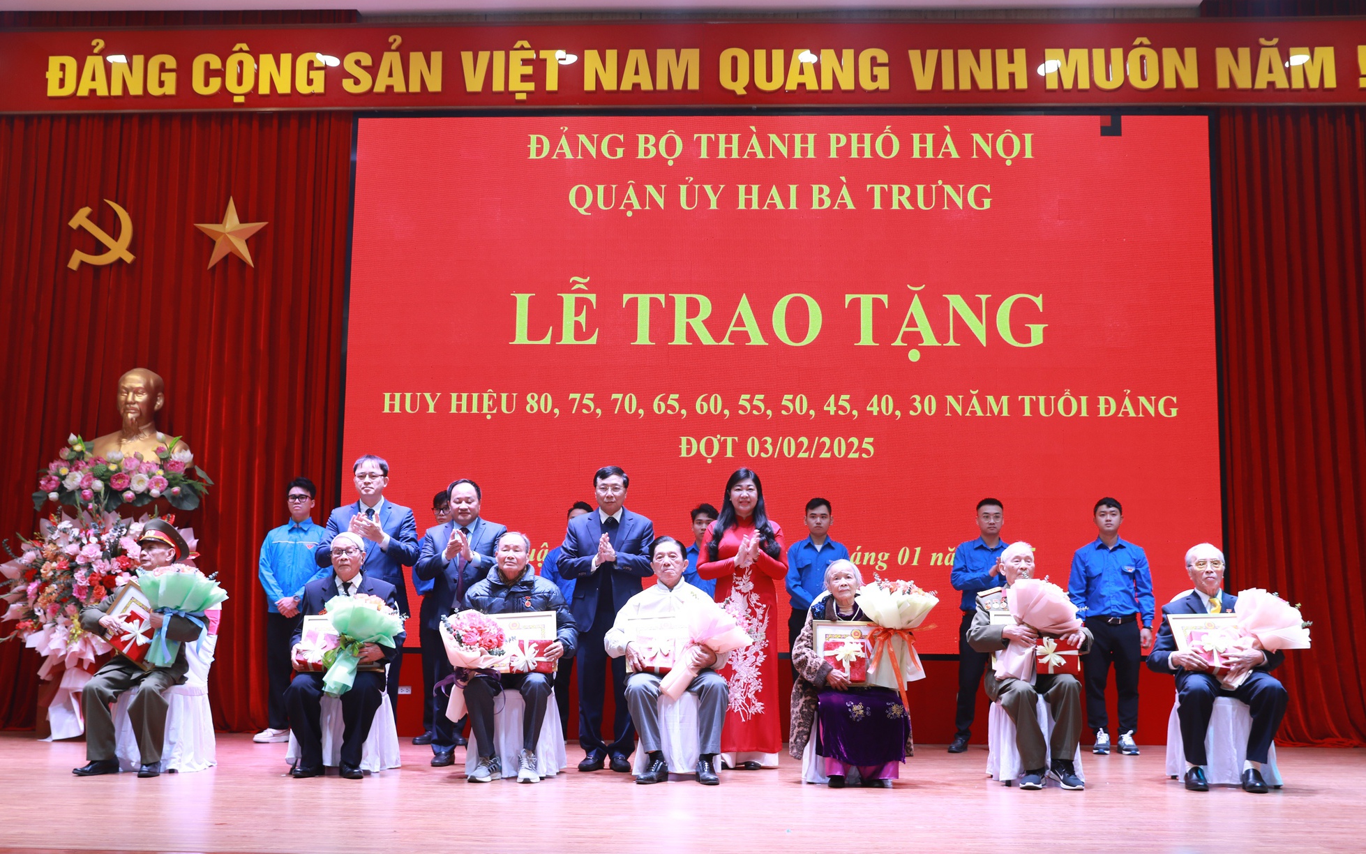 Quận Hai Bà Trưng trang trọng trao Huy hiệu Đảng, tôn vinh những đóng góp của các đảng viên lão thành