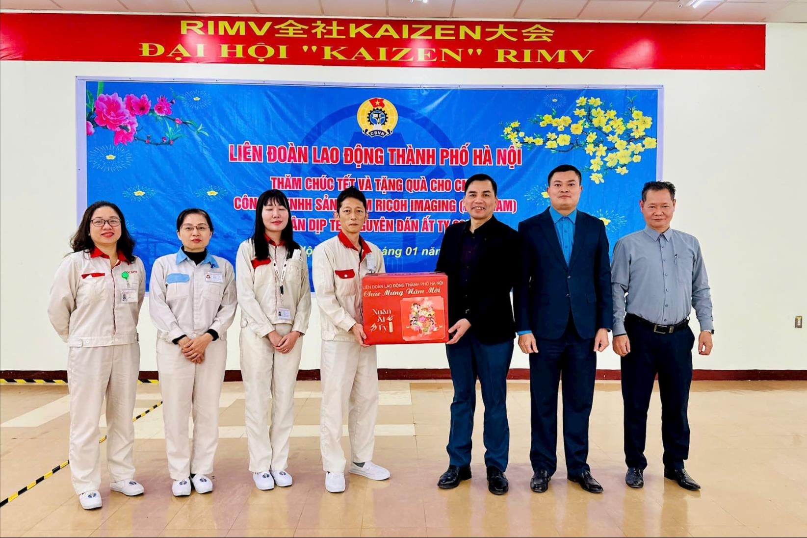 Mang Tết ấm áp đến với cán bộ, nhân viên y tế