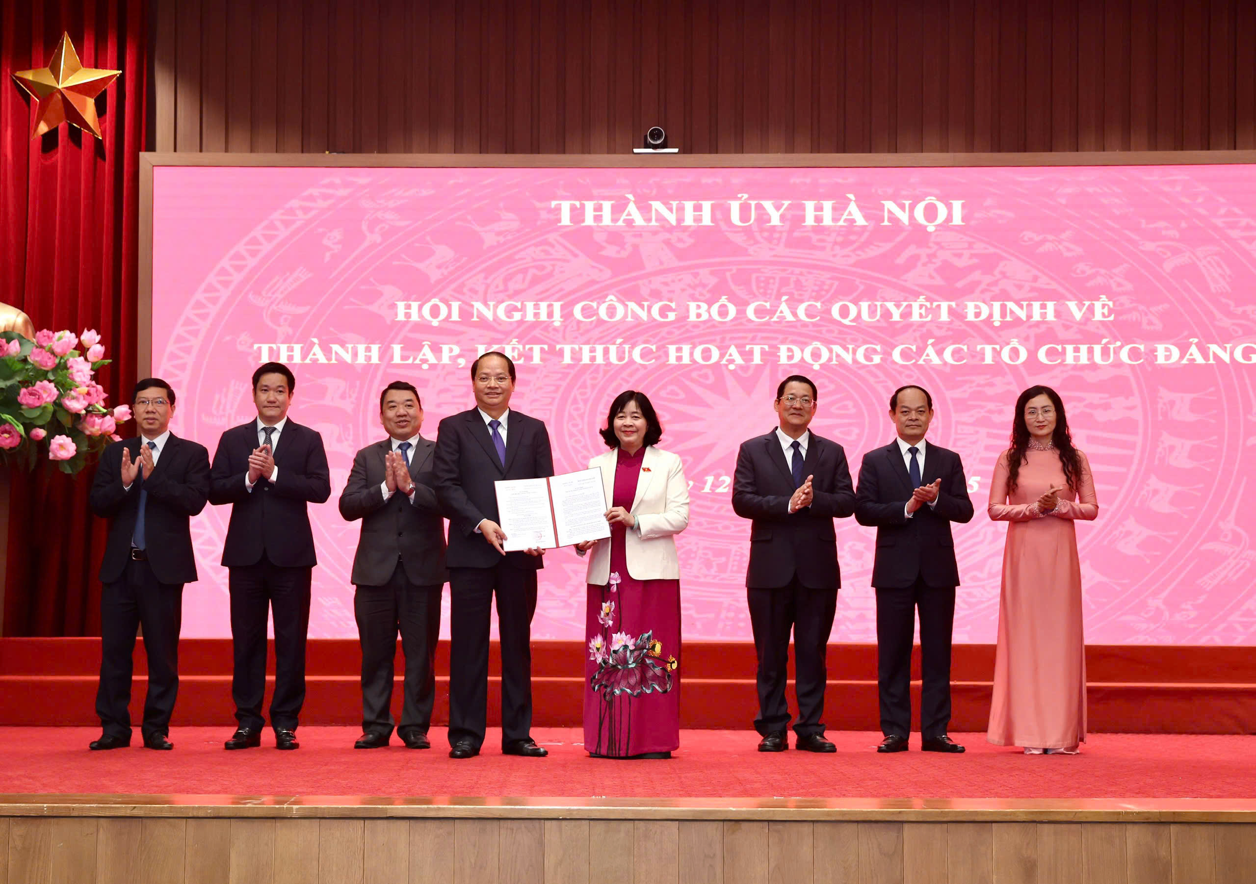 Công bố các quyết định thành lập mới và kết thúc hoạt động của các tổ chức đảng thuộc Thành ủy Hà Nội