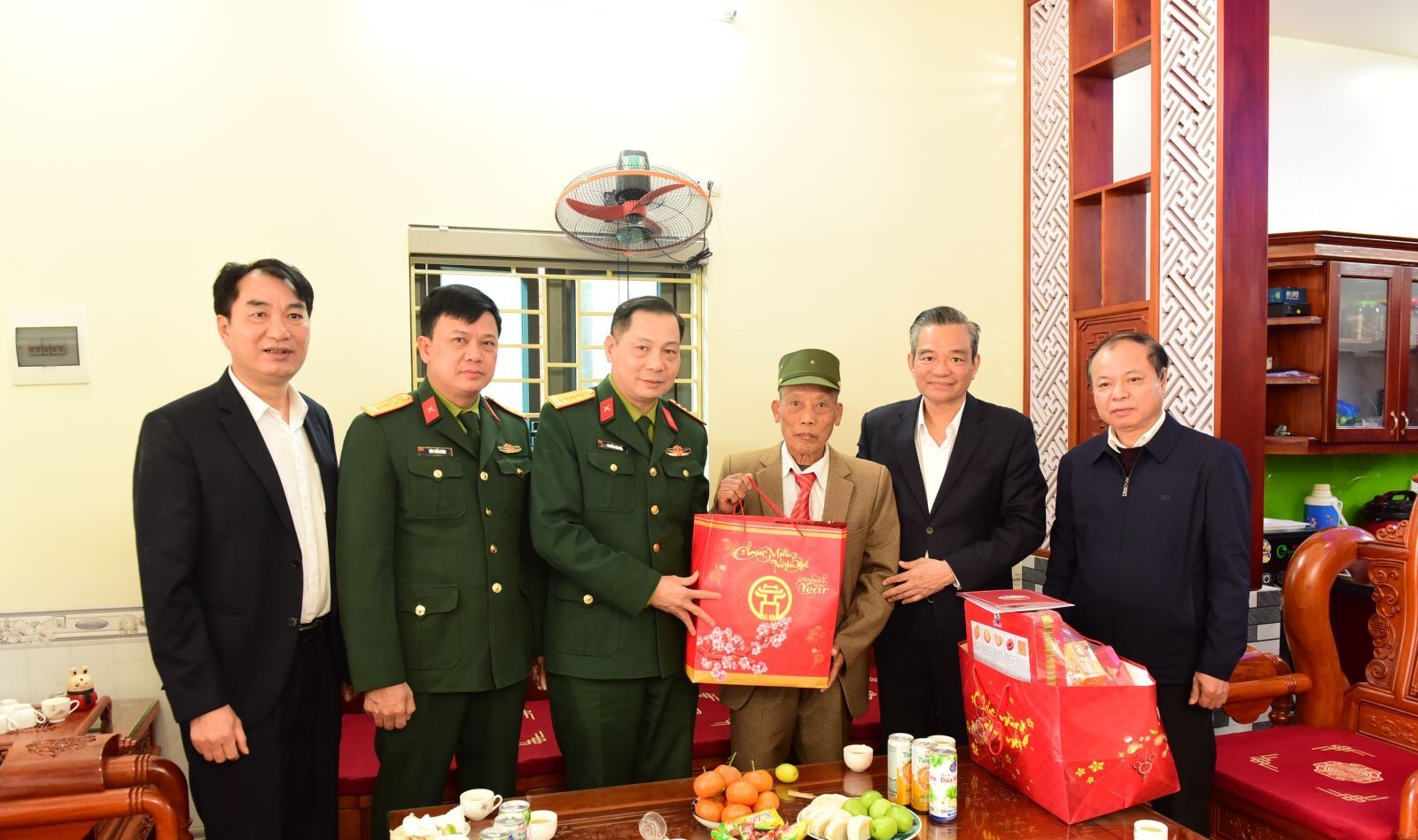 Lãnh đạo Bộ Tư lệnh Thủ đô thăm, tặng quà Tết gia đình chính sách và Trung tâm chăm sóc người khuyết tật