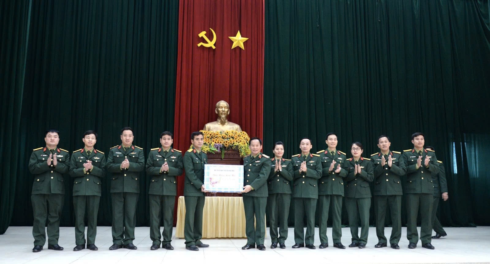 Chúc Tết, động viên cán bộ, chiến sĩ trước thềm năm mới Ất Tỵ 2025