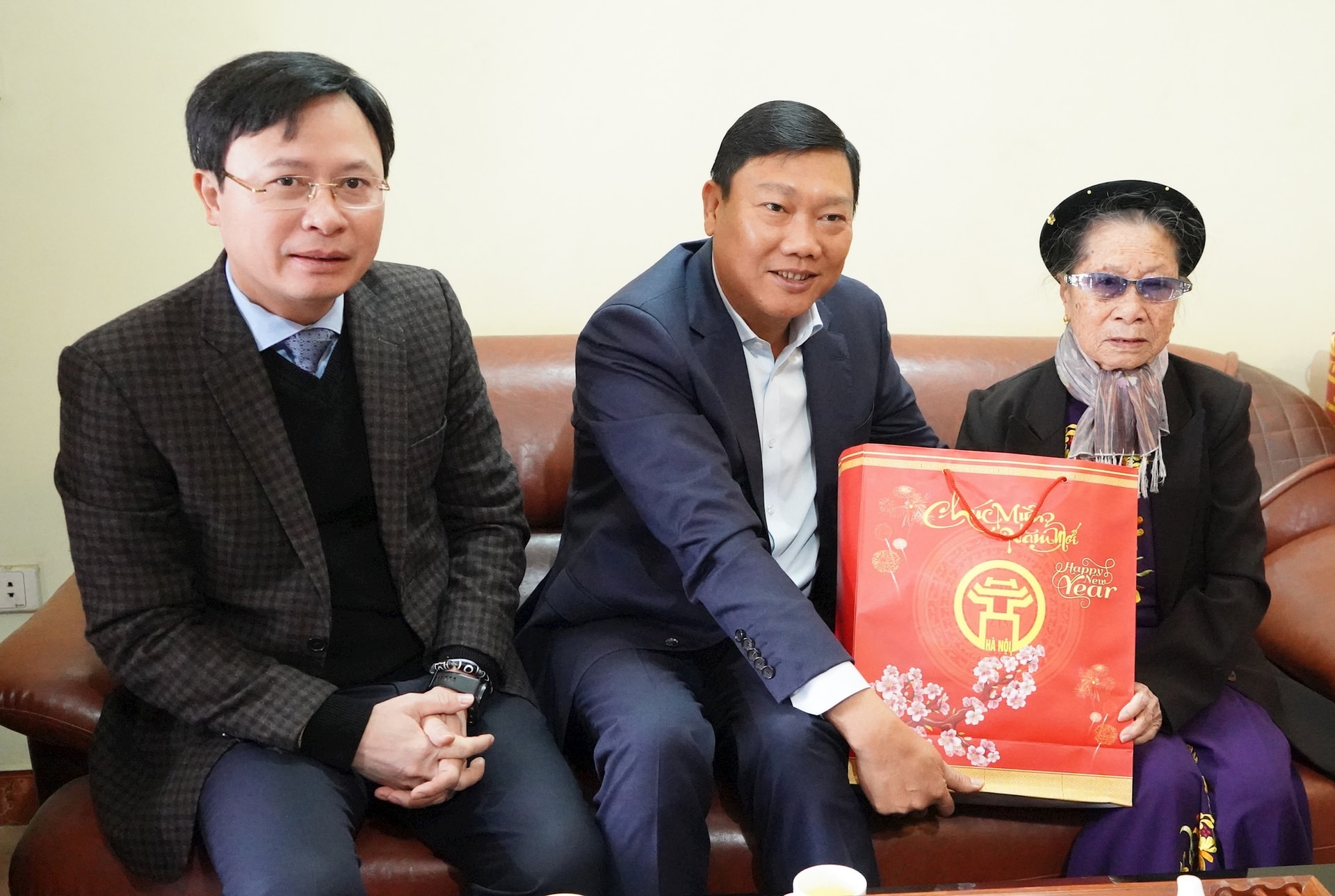 Trưởng ban Dân vận Thành ủy thăm, chúc Tết các gia đình chính sách: Tri ân những cống hiến vì Tổ quốc