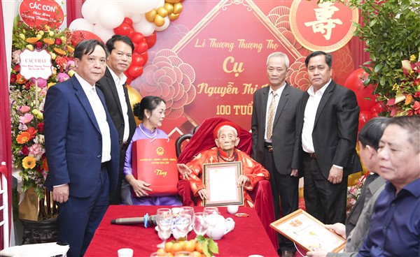 Huyện Gia Lâm thăm, tặng quà và chúc thọ người cao tuổi, gia đình chính sách dịp Xuân Ất Tỵ 2025
