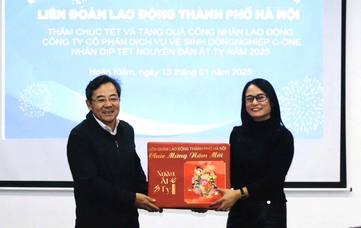 Lãnh đạo Liên đoàn Lao động thành phố Hà Nội thăm, động viên người lao động ngành vệ sinh công nghiệp trước thềm năm mới