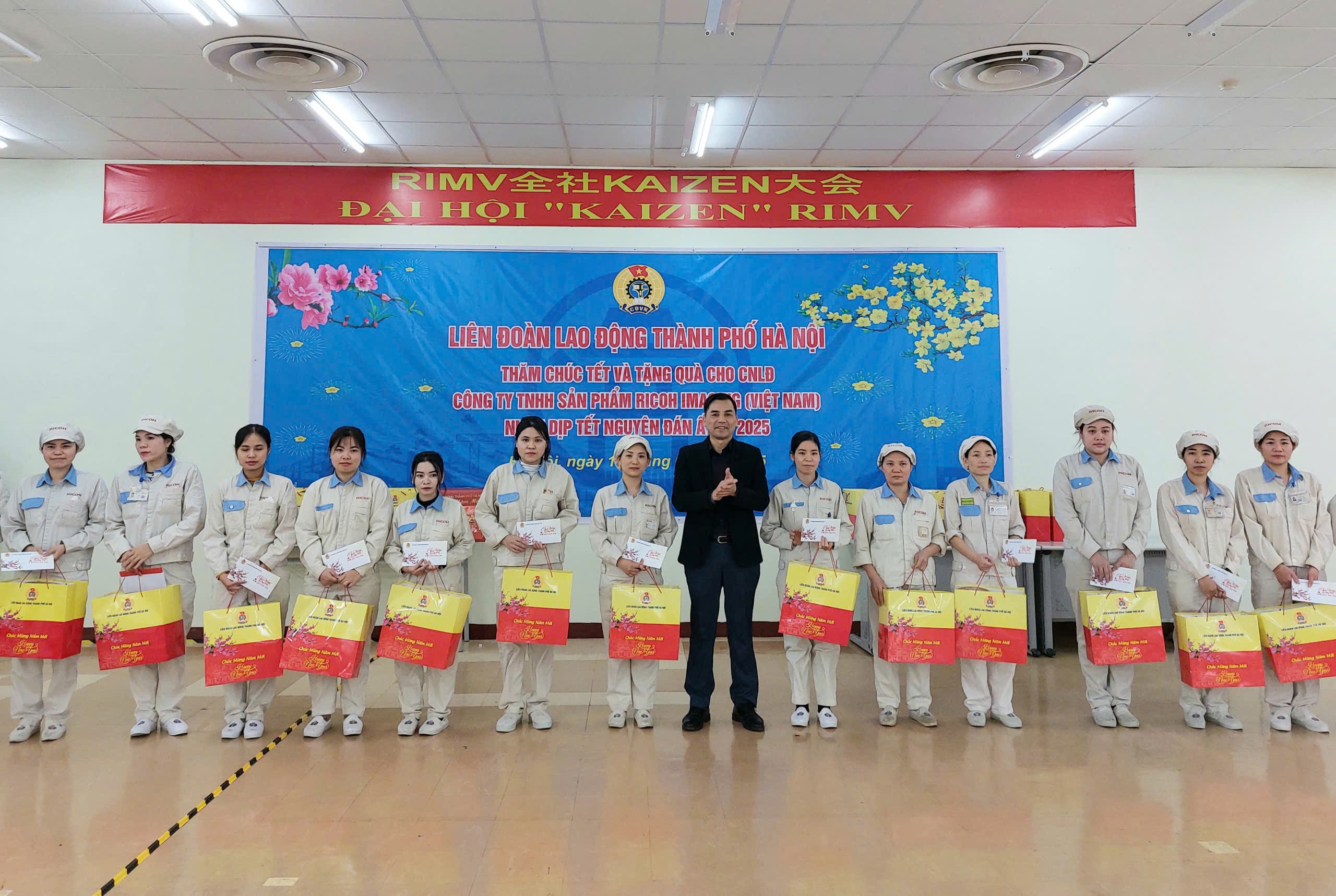 Công đoàn đồng hành cùng doanh nghiệp: Trao quà Tết ấm áp cho công nhân Ricoh Imaging Việt Nam