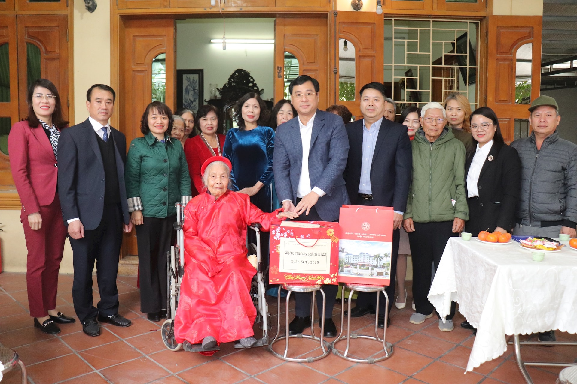 Lãnh đạo quận Hoàng Mai thăm, chúc Tết và tri ân người có công với cách mạng