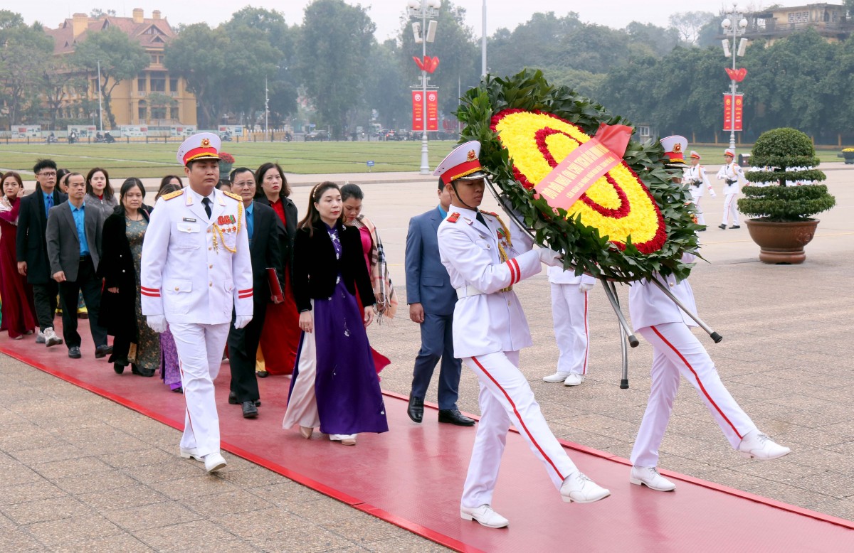 Liên đoàn Lao động quận Hoàn Kiếm dâng hương báo công dâng Bác, phát động phong trào thi đua năm 2025