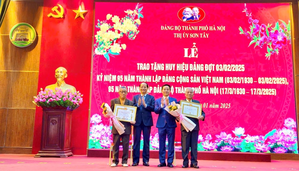 Thị xã Sơn Tây: Trao Huy hiệu Đảng, tôn vinh cống hiến của các đảng viên lão thành