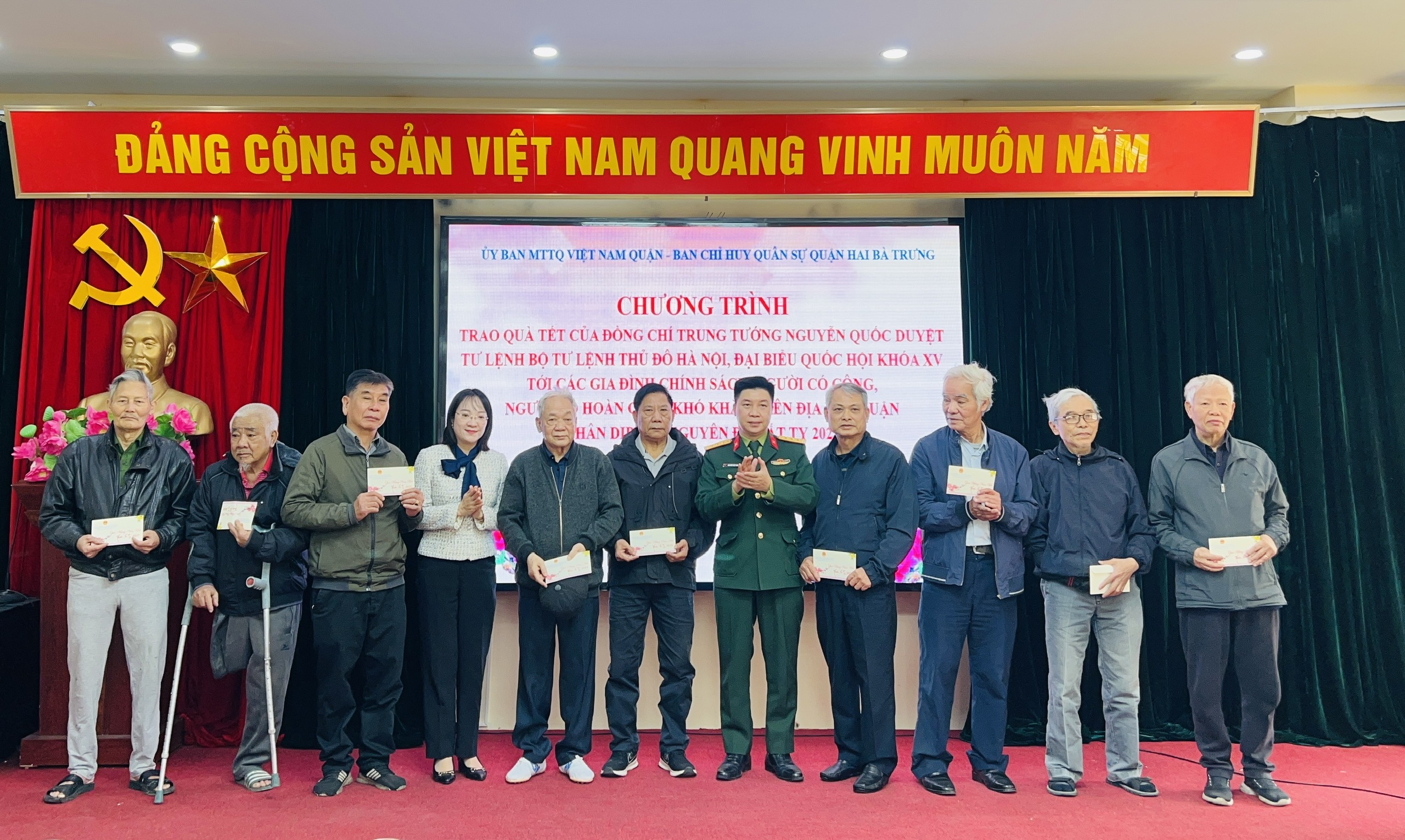 Ấm áp nghĩa tình người lính Thủ đô: Trao quà Tết tặng các gia đình chính sách quận Hai Bà Trưng