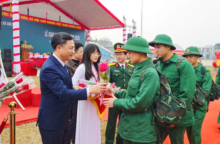 Thị xã Sơn Tây tiễn thanh niên ưu tú lên đường nhập ngũ: Tiếp bước truyền thống vùng địa linh nhân kiệt
