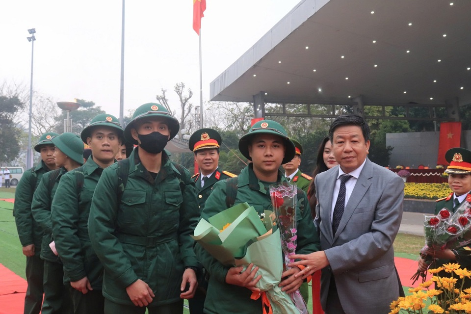 Huyện Chương Mỹ hoàn thành công tác tuyển quân năm 2025: 88 thanh niên viết đơn tình nguyện, nhiều đảng viên, trí thức trẻ lên đường nhập ngũ