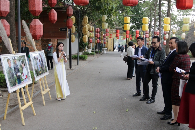 Lan tỏa hình ảnh đẹp ngành Y qua trưng bày ảnh “Công đoàn Thủ đô 70 năm đồng hành cùng phát triển”