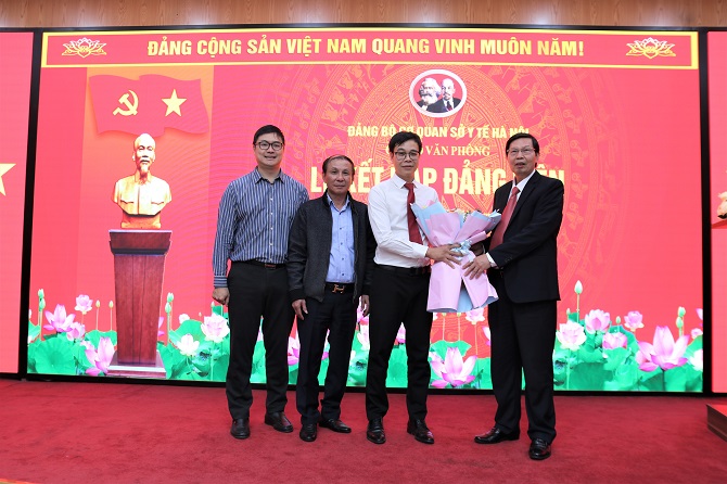 Chi bộ Văn phòng Sở Y tế Hà Nội kết nạp đảng viên mới: Củng cố lực lượng chính trị, phát huy vai trò hạt nhân lãnh đạo